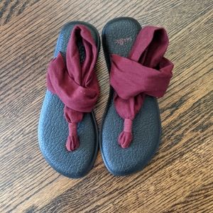 Sanuk yoga sandals, 6, burgundy